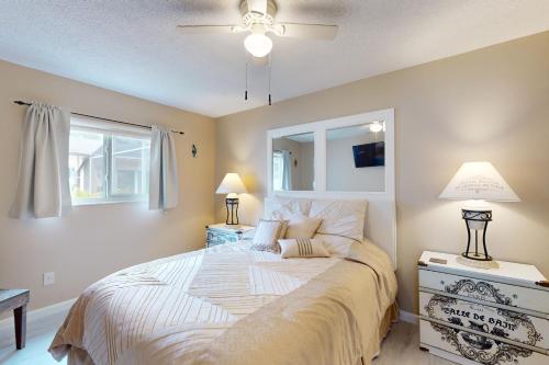 奥兰多Evergreen Escape的一间卧室配有一张床、两盏灯和一个窗户。