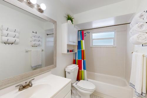 奥兰多Evergreen Escape的一间带水槽、卫生间和镜子的浴室