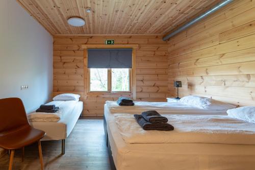 布伦迪欧斯Gladheimar Guesthouse的小木屋内带三张床的客房