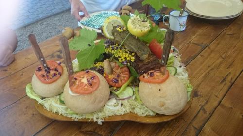什图罗沃Tanzanit的桌上的西红柿和蔬菜等食物