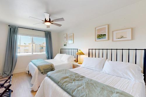 斯科茨Scottsdale's Sanctuary的一间卧室设有两张床和窗户。