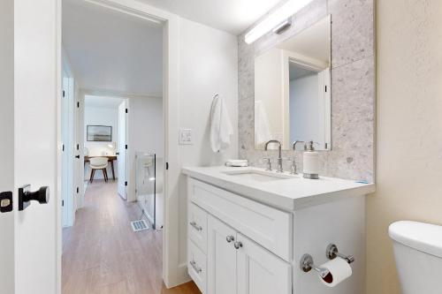 斯科茨Scottsdale's Sanctuary的白色的浴室设有水槽和镜子