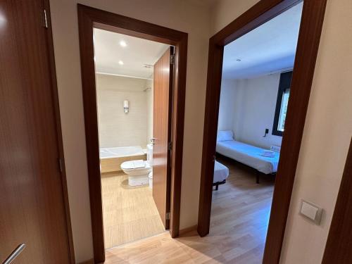 Sant PereApartament La Solana del Tarter 5p - El Tarter - Zona Grandvalira的客房设有带卫生间的浴室和一张床