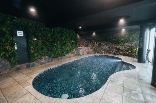 福尔斯克里克福尔斯克里特酒店的石头墙房的游泳池