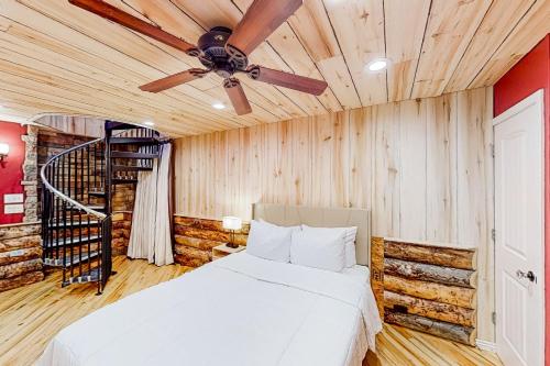 弗拉格斯塔夫Ponderosa Pine Place的一间卧室配有一张床和吊扇