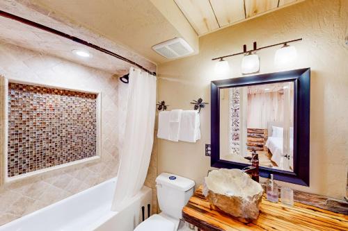 弗拉格斯塔夫Ponderosa Pine Place的带浴缸、卫生间和镜子的浴室