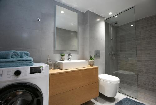 阿基欧斯尼古拉斯Mylos Modern Apartments,By Idealstay Experience的一间带洗衣机和洗衣机的浴室