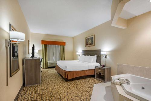 丹维尔丹维尔贝斯特韦斯特酒店的酒店客房设有床和水槽