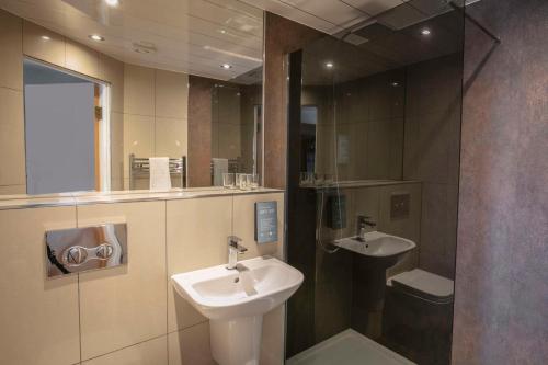 邓迪Invercarse Hotel Dundee, BW Signature Collection的一间带水槽和镜子的浴室