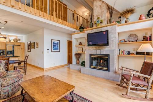 特柳赖德Aspen Ridge 32 - 2 bedroom townhouse的客厅设有壁炉和电视。