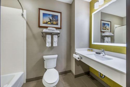 Taft塔夫脱贝斯特韦斯特PLUS酒店的一间带卫生间、水槽和镜子的浴室