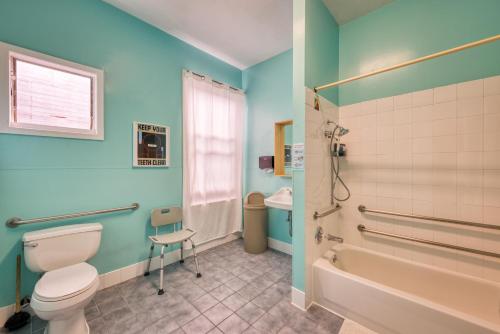 旧金山旧金山市区哈衣旅舍的浴室配有卫生间、浴缸和水槽。