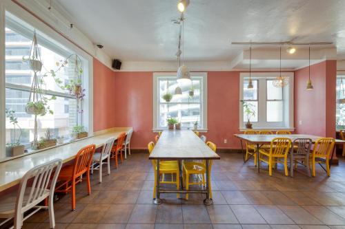 旧金山旧金山市区哈衣旅舍的用餐室设有桌椅和窗户。