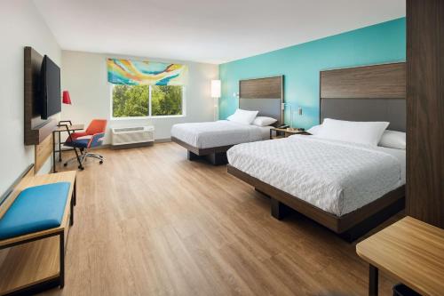 查尔斯顿Tru By Hilton Charleston Airport, Sc的酒店客房配有两张床和一张书桌
