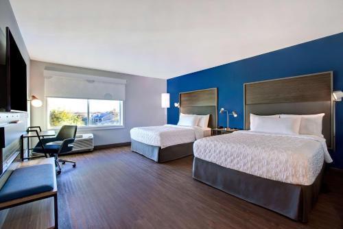 NorthlakeTru By Hilton Northlake Fort Worth, Tx的酒店客房,配有两张床和椅子