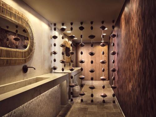 帕诺尔莫斯雷斯蒙The Royal Senses Resort & Spa Crete, Curio Collection by Hilton的浴室设有墙壁,上面有很多小圆点