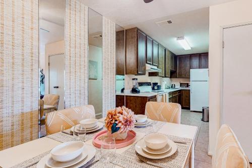 棕榈泉Toucan Sands的厨房以及带桌椅的用餐室。