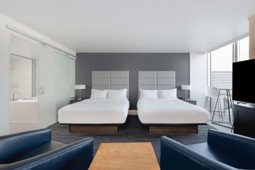 爱荷华维特罗酒店的配有电视和浴室的客房内的两张床