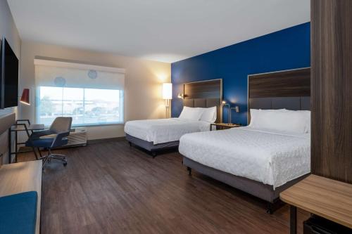 内珀维尔Tru By Hilton Naperville Chicago的酒店客房配有两张床和一张书桌