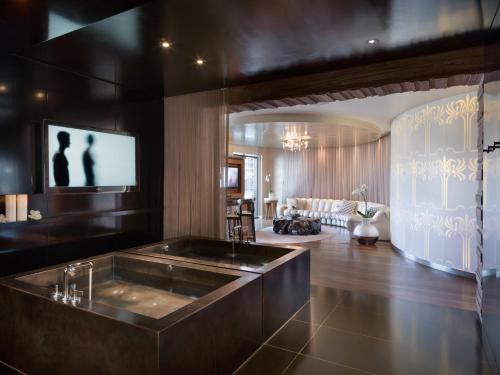 拉斯维加斯The Cosmopolitan Of Las Vegas的中间设有带大浴缸的客厅
