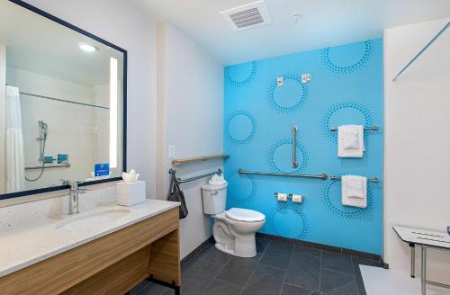 列克星敦Tru By Hilton Lexington University Medical Center, Ky的一间带卫生间和蓝色墙壁的浴室