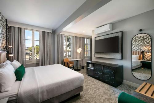 圣巴巴拉Hotel Virginia Santa Barbara, Tapestry Collection by Hilton的酒店客房,配有床和电视