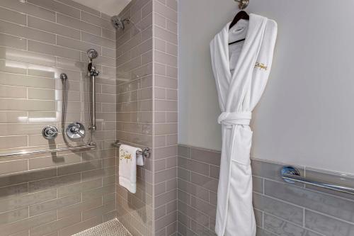 纽约The Draper New York, Tapestry Collection by Hilton的浴室内配有白色淋浴帘。
