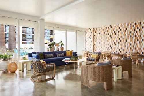 圣克拉拉Avatar Hotel Santa Clara, Tapestry Collection by Hilton的客厅配有蓝色的沙发和椅子