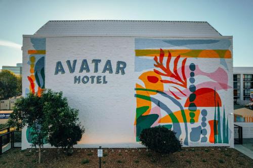 圣克拉拉Avatar Hotel Santa Clara, Tapestry Collection by Hilton的建筑一侧有壁画的酒店