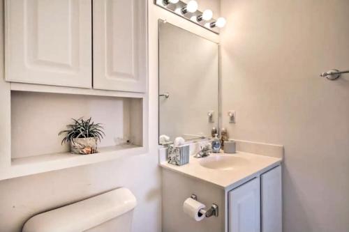 欧申维尤Bethany Bay - 37434 Pettinaro Dr #4805的白色的浴室设有水槽和镜子