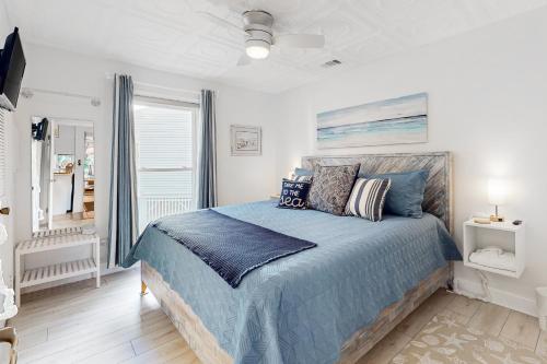 埃迪斯托艾兰Driftwood Villa 270 - Sand Trap的一间卧室配有一张带蓝色棉被的床