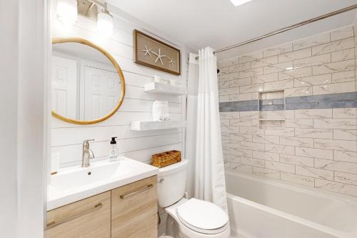 埃迪斯托艾兰Driftwood Villa 270 - Sand Trap的一间带水槽、卫生间和镜子的浴室