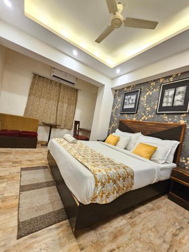 新德里Hotel AMADA Infinity Near Delhi Airport By LA CASA的一间卧室设有一张带天花板的大床