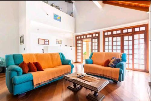 科蒂亚Casa em Cotia的客厅配有两张沙发和一张咖啡桌