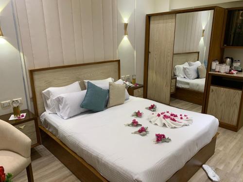 开罗Ramage Hotel & Resort的一间卧室,床上放着鲜花