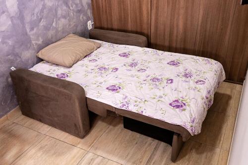 拉热斯Apartamento próximo centro的一张小床,带花卉被子