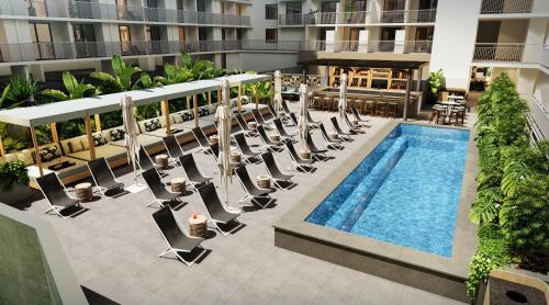 檀香山Romer House Waikiki - Adults Only - Opening June 1的享有酒店高空的景致,设有游泳池和椅子