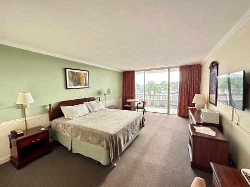 迈阿密布罗城堡酒店的酒店客房设有床和窗户。