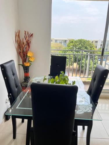 巴耶杜帕尔Lindo Apto con Aire Acond de 3 habitaciones的餐桌、椅子和桌子,上面有植物