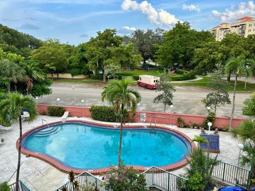 迈阿密布罗城堡酒店的停车场内的大型游泳池