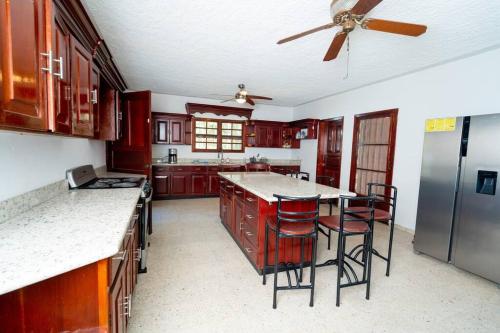 拉塞瓦Casa Luna Azul的厨房配有红色橱柜和吊扇