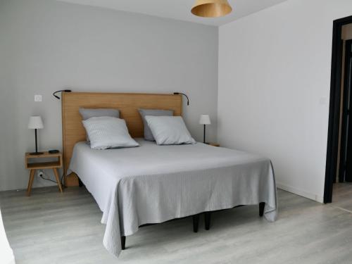 安格雷Maison Anglet, 4 pièces, 6 personnes - FR-1-239-758的卧室配有白色的床和木制床头板