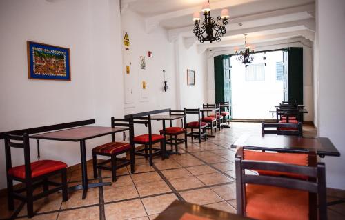 库斯科Hotel Raymi的餐厅里一排桌椅