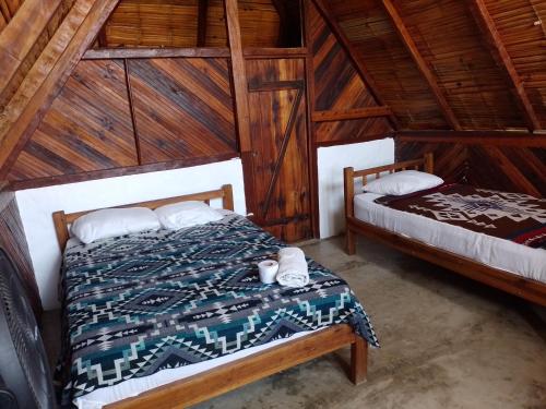 阿亚姆佩Hotel Palma Coco的小木屋内一间卧室,配有两张床