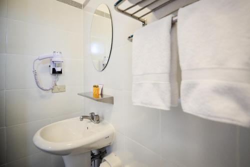库斯科Hotel Raymi的白色的浴室设有水槽和镜子
