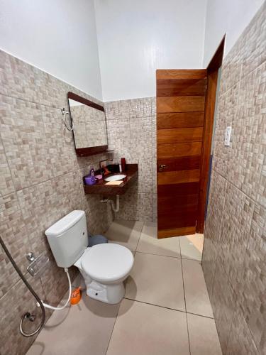 帕林廷斯Suíte privativa的一间带卫生间和水槽的浴室