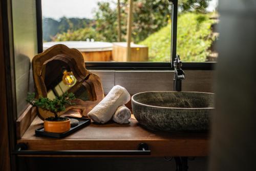 马尼萨莱斯Owl's Watch Nature Retreat的一个带水槽和碗的浴室台面