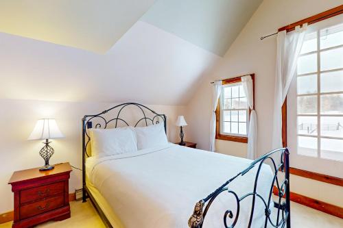 ChestertownThe Stock Farm的一间卧室设有一张大床和一个窗户。