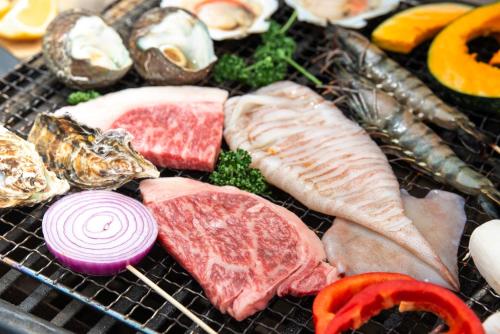 EtajimaUminos Spa & Resort的烧烤,包括各种海鲜和蔬菜