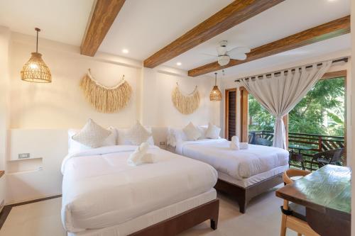 卢纳将军城Bulan Villas Siargao的一间带两张床的卧室和一个阳台
